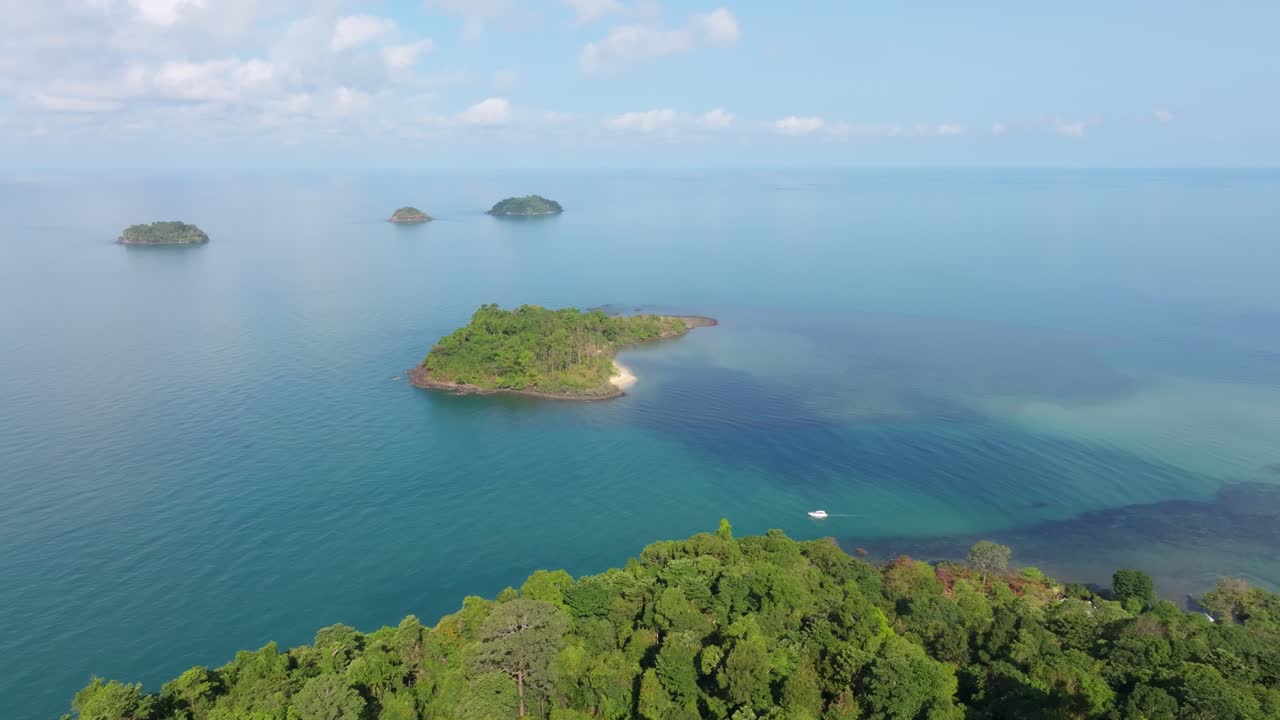 Rekaman drone perahu melintas dekat pulau Koh Man Nai di siang hari, Koh Chang, Thailand