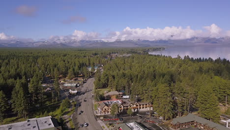 imágenes de drones de la carretera principal en el sur del lago tahoe, california