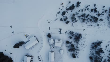 vista de arriba hacia abajo de drones aéreos de 4k del remonte en el paisaje nevado de invierno de noruega