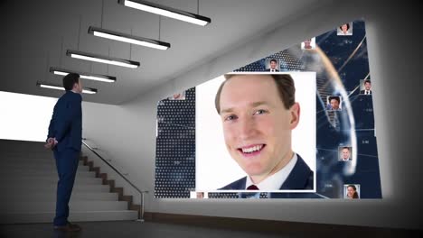 hombre de negocios mirando la pantalla del proyector con imágenes