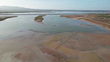 Toma-Aérea-De-Lagos-Durante-Un-Caluroso-Día-De-Verano-Que-Muestra-La-Sequía-En-El-Sur-De-Francia.