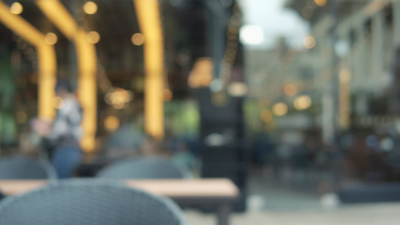 레스토랑에서 사람들의 흐릿한 움직임 흐릿한 배경