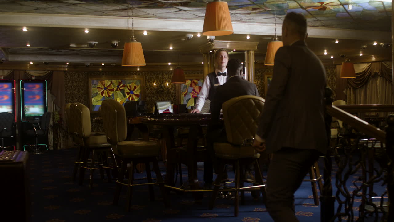 카지노의 포커 테이블에 합류하는 다양한 민족의 사람들.