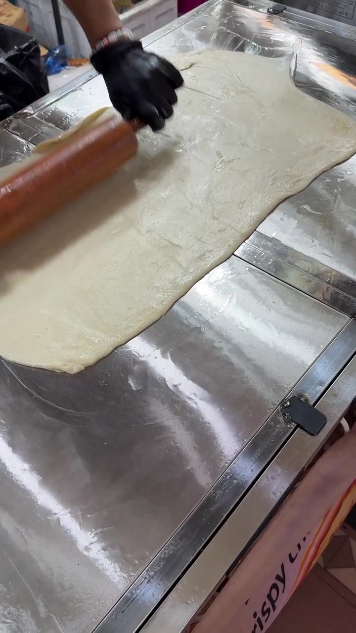 Chef Abrindo Massa em Superfície de Aço Inoxidável