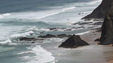 olas rompiendo en las rocas en la costa atlántica norte de portugal en cámara lenta