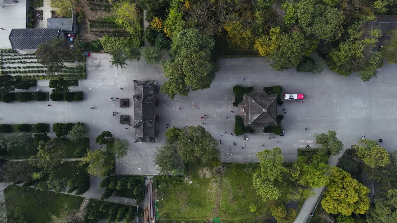 multitudes de personas al aire libre en chengdu, china - vista aérea desde arriba hacia abajo