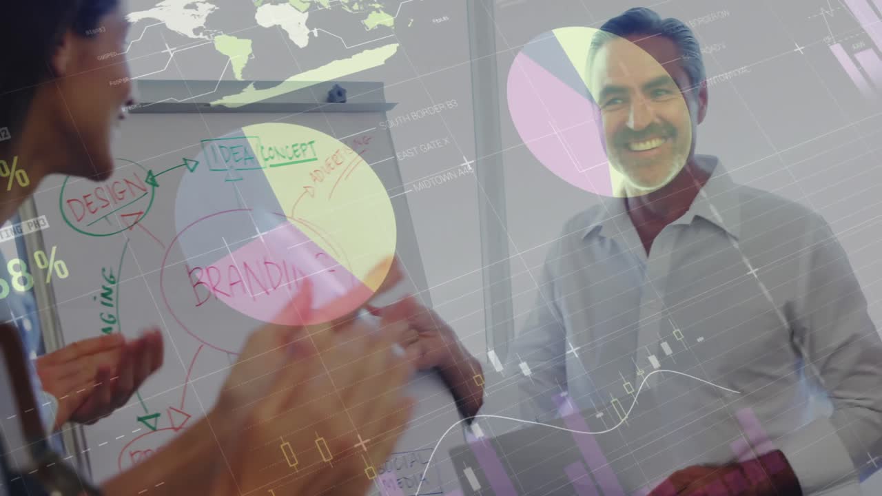 animación del procesamiento de datos estadísticos sobre un anciano caucásico haciendo una presentación en la oficina