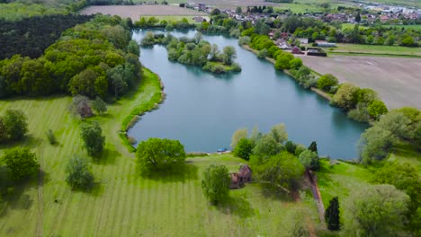 üppiges-Grün-Von-Woodlakes-Park-King&#39;s-Lynn-Ruhiger-Angelsee