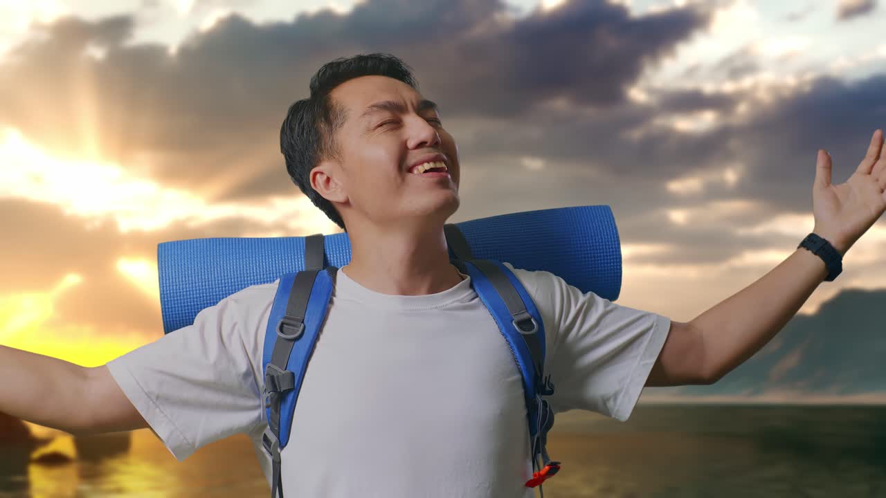 Close Up Pendaki Pria Asia Dengan Ransel Gunung Tersenyum Dan Merentangkan Tangan Menikmati Pemandangan Di Sekitar Pantai