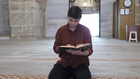 Muslim-reciting-quran