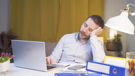 trabajador de oficina en casa que se queda dormido.