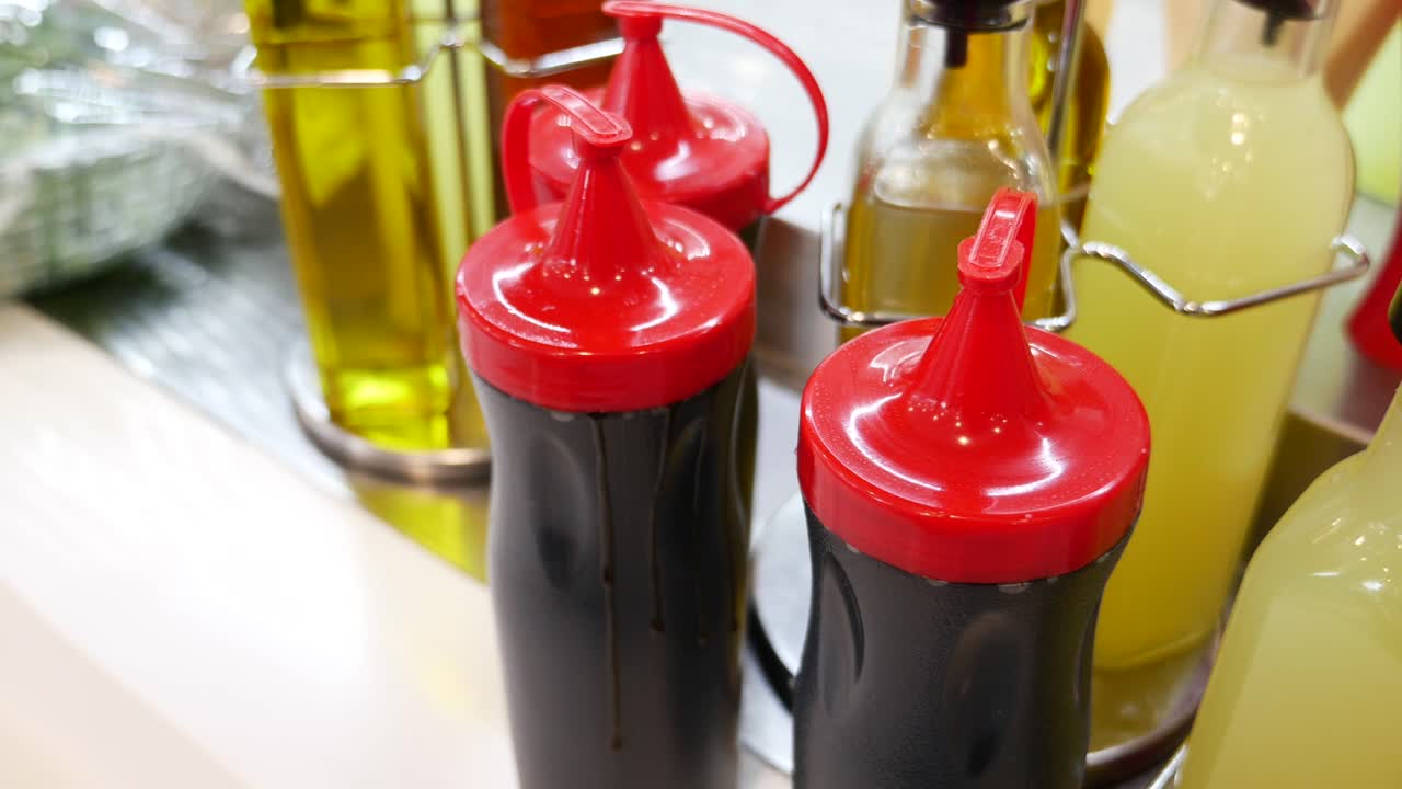 다양한 소스와 드레싱을 가진 향신료 바