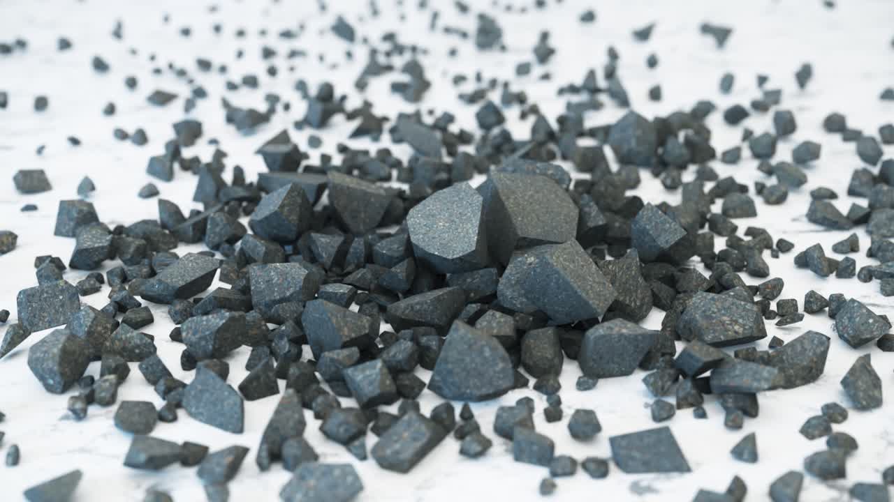 куча разбитых камней на белой мраморной поверхности