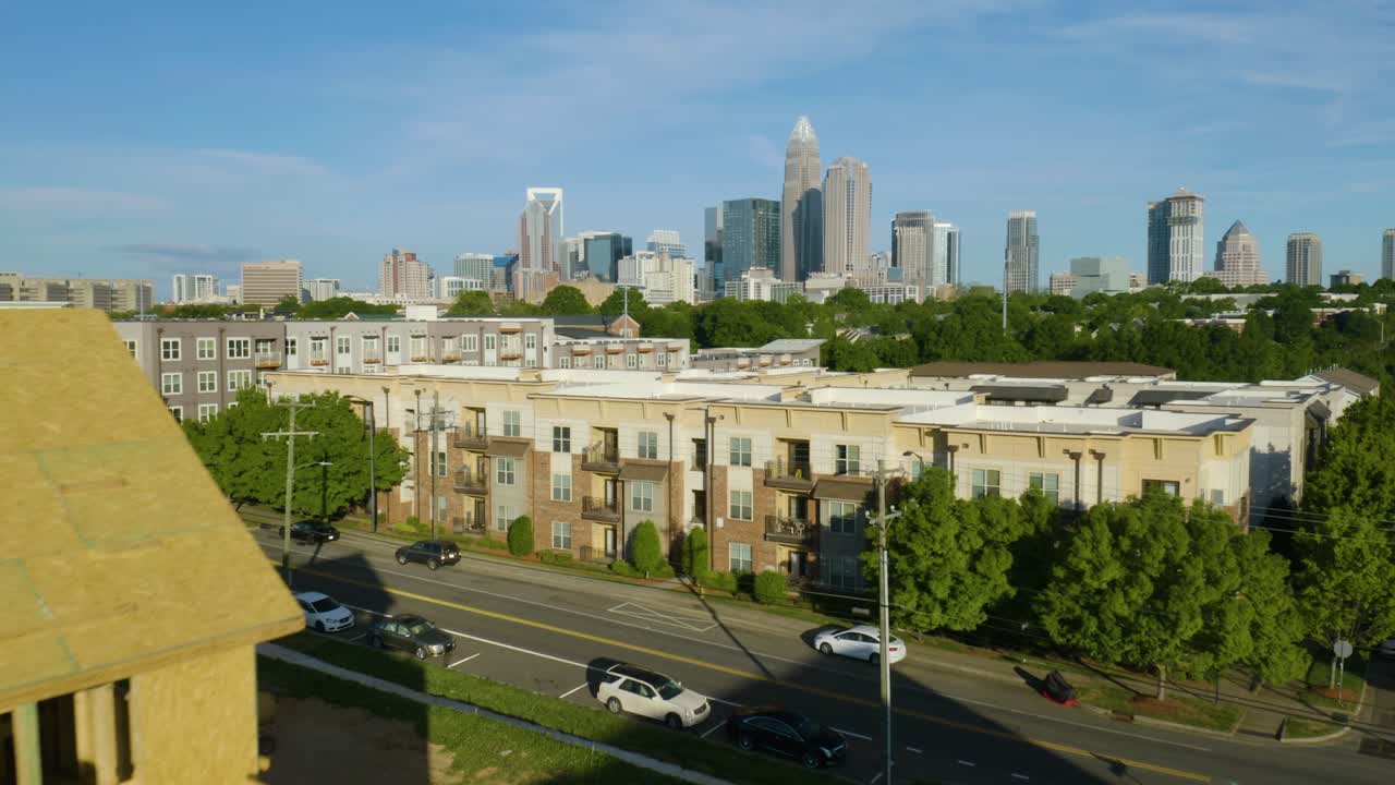 드론은 맑은 날 노스캐롤라이나주 샬럿에 건설 중인 새 집을 지나간다.