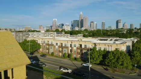 Die-Drohne-Fliegt-An-Einem-Klaren-Tag-An-Einem-Neuen-Haus-Vorbei,-Das-In-Charlotte,-North-Carolina,-Gebaut-Wird