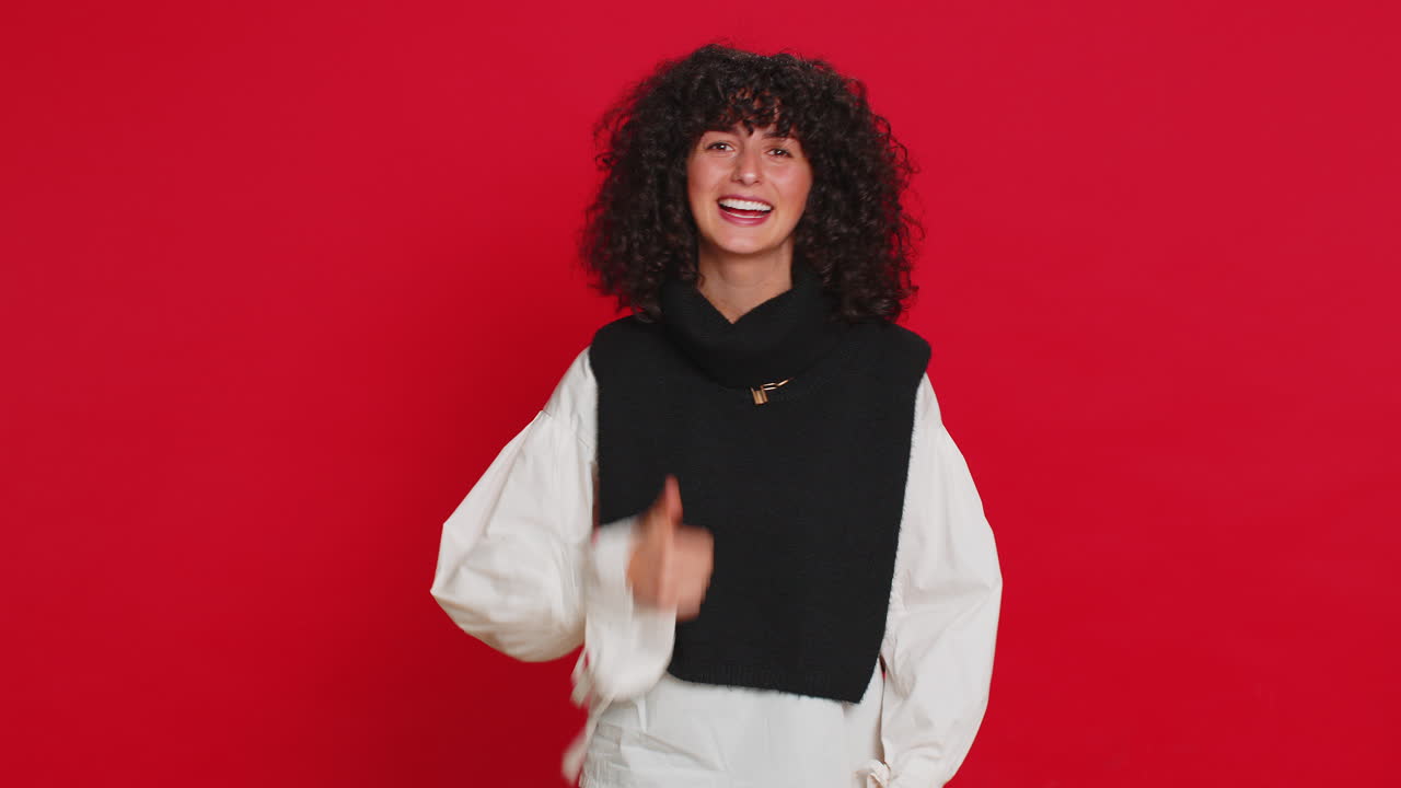 mujer feliz sonriendo amistosamente agitando las manos haciendo gestos saludos saludos o adiós, invitación a una reunión