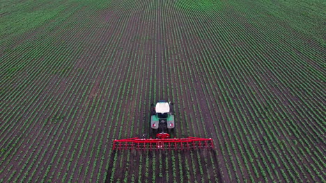 Traktor-Zieht-Auf-Dem-Feld-Landwirtschaftlicher-Mechanismus-Zum-Jäten-Von-Pflanzen