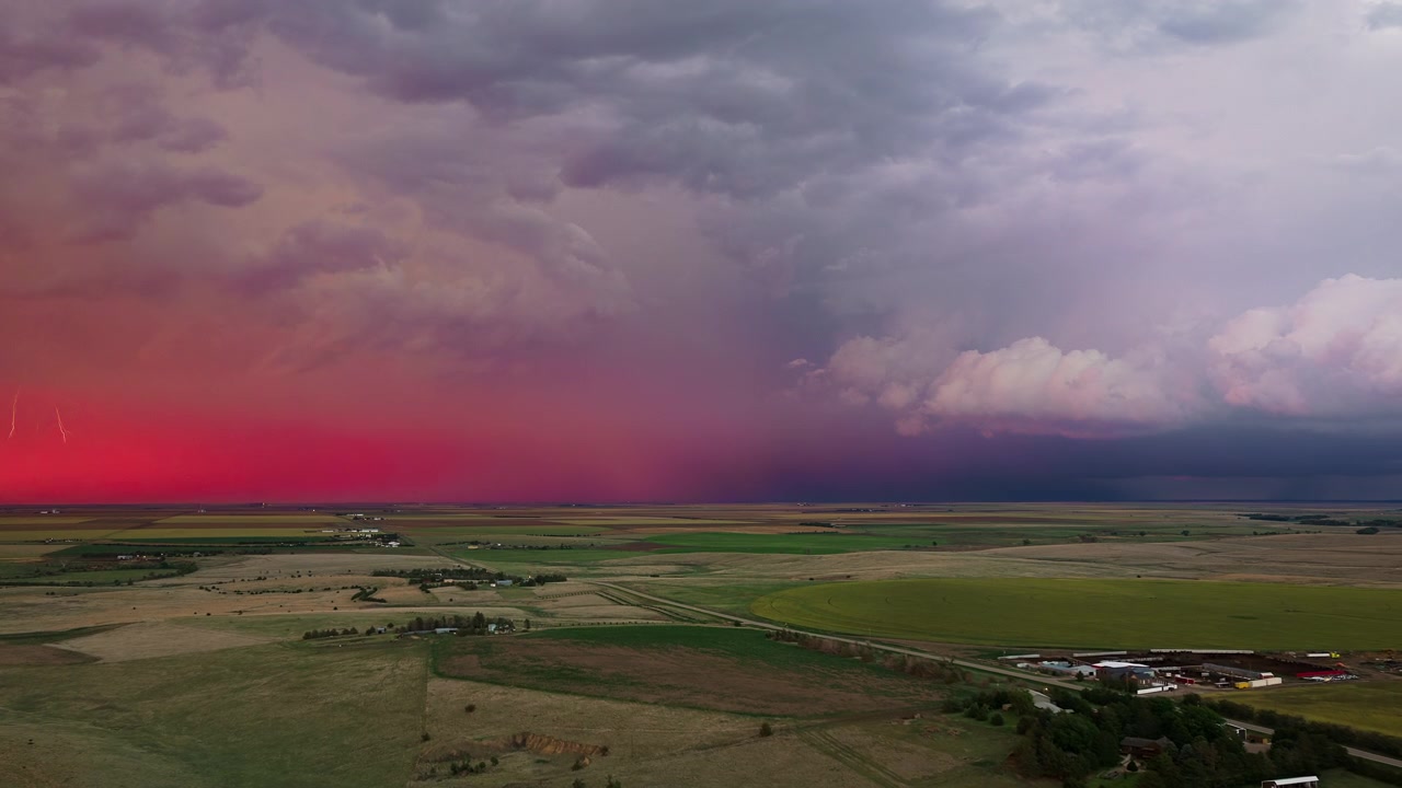 Betagende solnedgangsscene med smukke stormskyer og lyn, 4K luftdroneoptagelser
