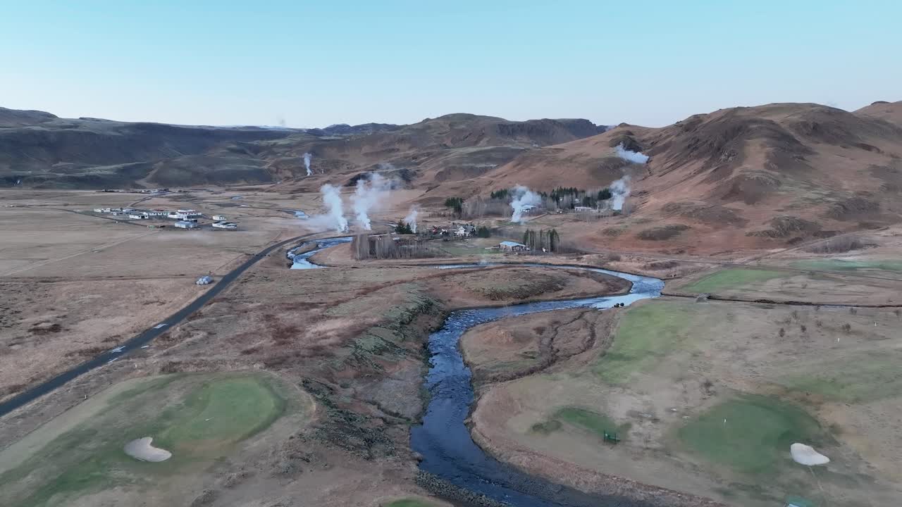 pozos de vapor cerca del río y la aldea en hveragerdi, sur de islandia