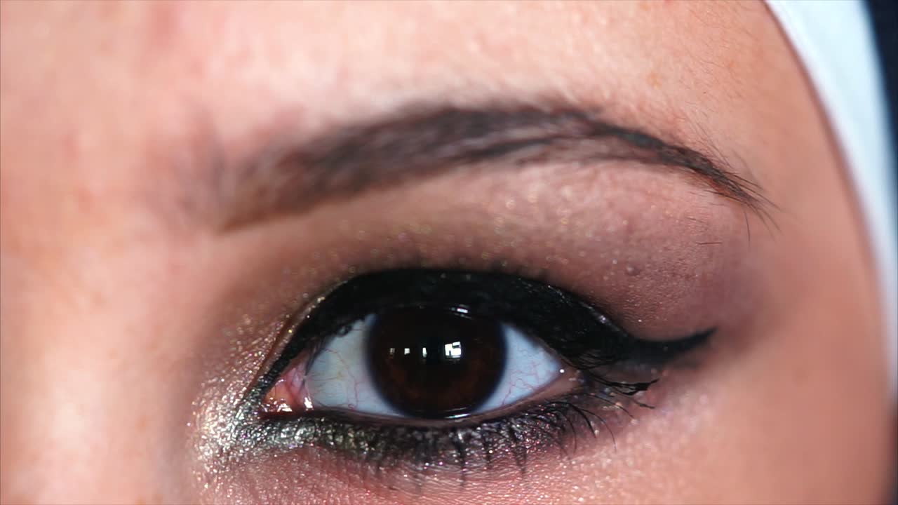 primer plano del ojo de una mujer con maquillaje