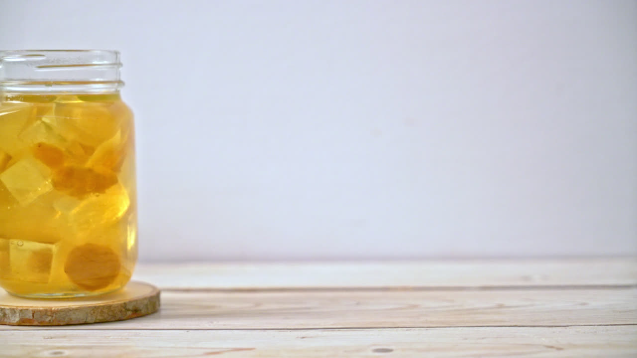 jugo de ciruela china con hielo y menta