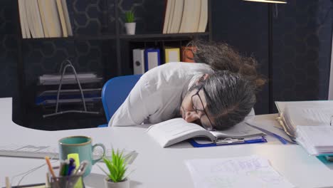 un hombre de negocios cansado durmiendo en la oficina. pereza.