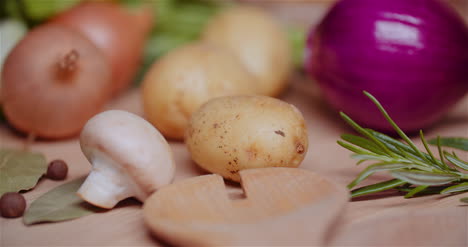 ingredientes de alimentos frescos en la mesa de madera en la cocina 2