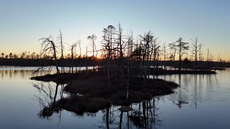 Un-Lago-Con-Una-Puesta-De-Sol-Al-Fondo