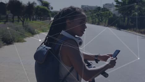 animación de una red de conexiones sobre una mujer usando un reloj inteligente de pie en su scooter