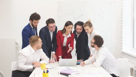 el equipo de negocios corporativos llevó a cabo una reunión de oficina