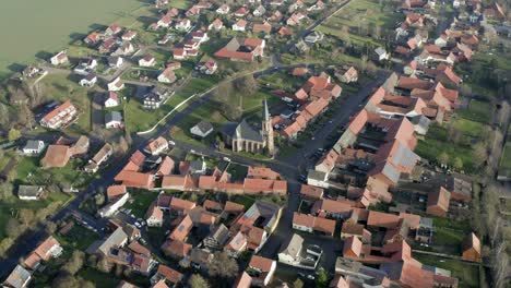 Drohnenantenne-Des-Seeburgsees-Seeburger-See-An-Einem-Schönen-Sonntagmorgen-Im-Harz-Nationalpark-Bei-Göttingen-In-Mitteldeutschland