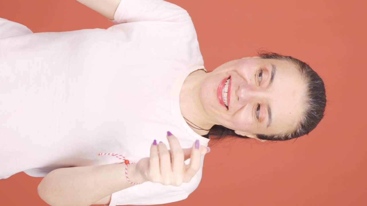 vídeo vertical de una mujer sin problemas de visión tirando gafas a la basura.