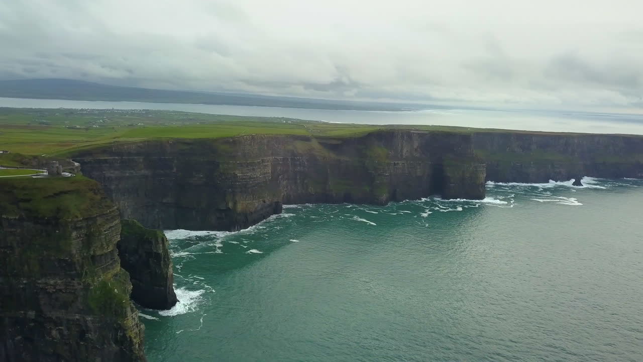 A wide pan of Cliffs of Moher showing how large it is4K 29fps