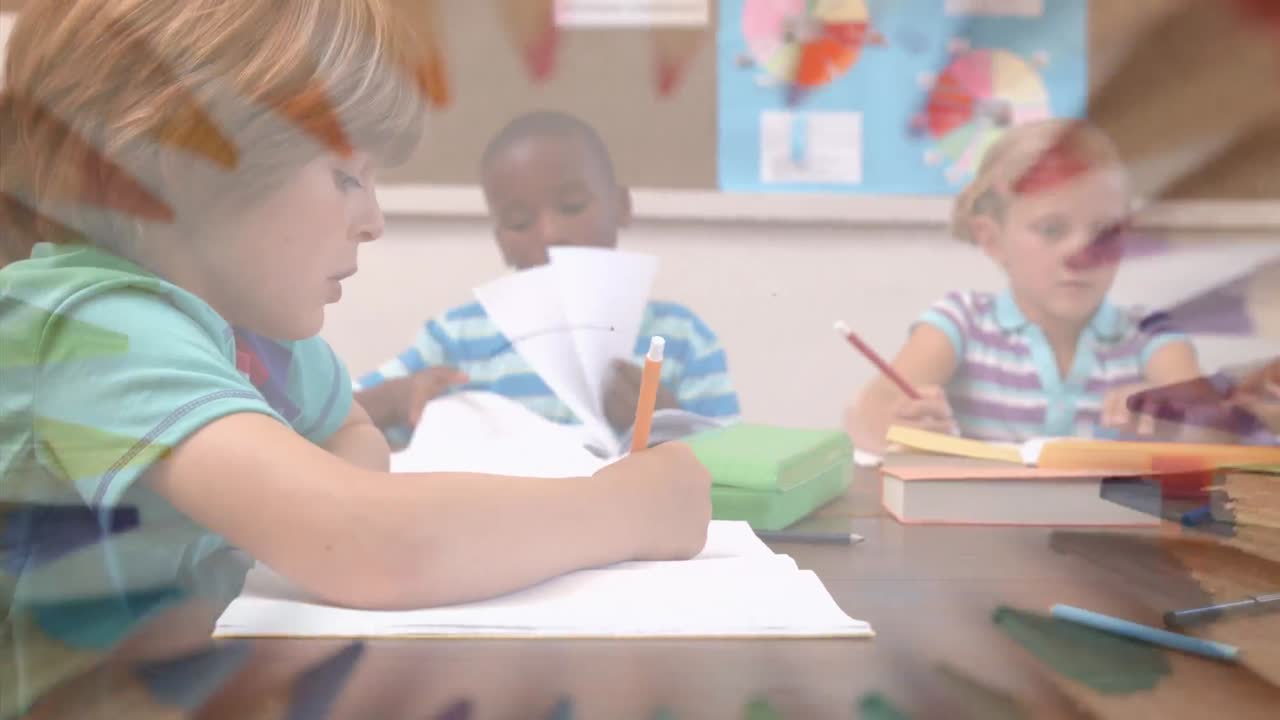 animación de lápices de colores rotando sobre un niño caucásico feliz aprendiendo con alumnos diversos en la escuela