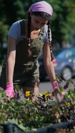 mujer jardinería con flores