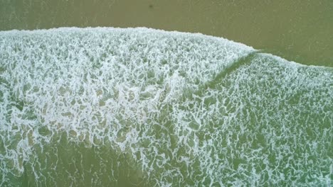 Plano-Cenital-Con-Zumbido-De-Olas-Rompiendo-En-El-Mar,-Hermosa-Textura-Y-Espuma-De-Las-Olas-Rompiendo,-Luz-Perfecta-Y-Color-Hermoso