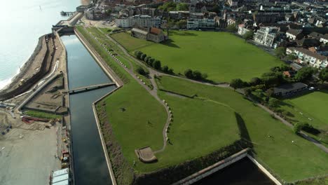 Königsbastion,-Langer-Vorhang,-Spornschanze-In-Portsmouth,-Großbritannien-Mit-Wassergraben