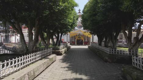 Disparo-De-Un-Dron-Desde-El-Frente-De-Una-Capilla-En-La-Cima-De-Una-Colina-Frente-A-La-Ciudad-De-México