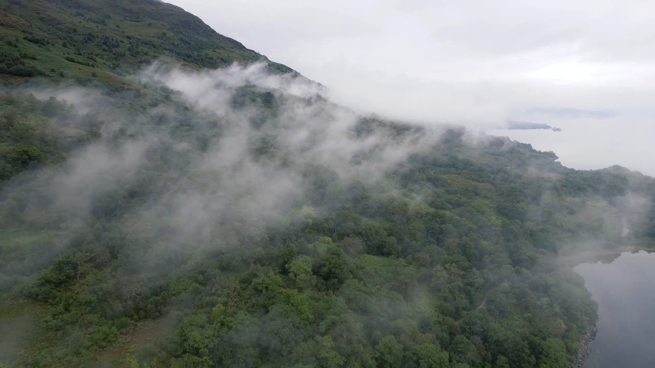 замедленный кинематографический кадр туманной зелени на высоких горах возле пустого приятного острова на фоне природы в глен коэ, лох этив в шотландии