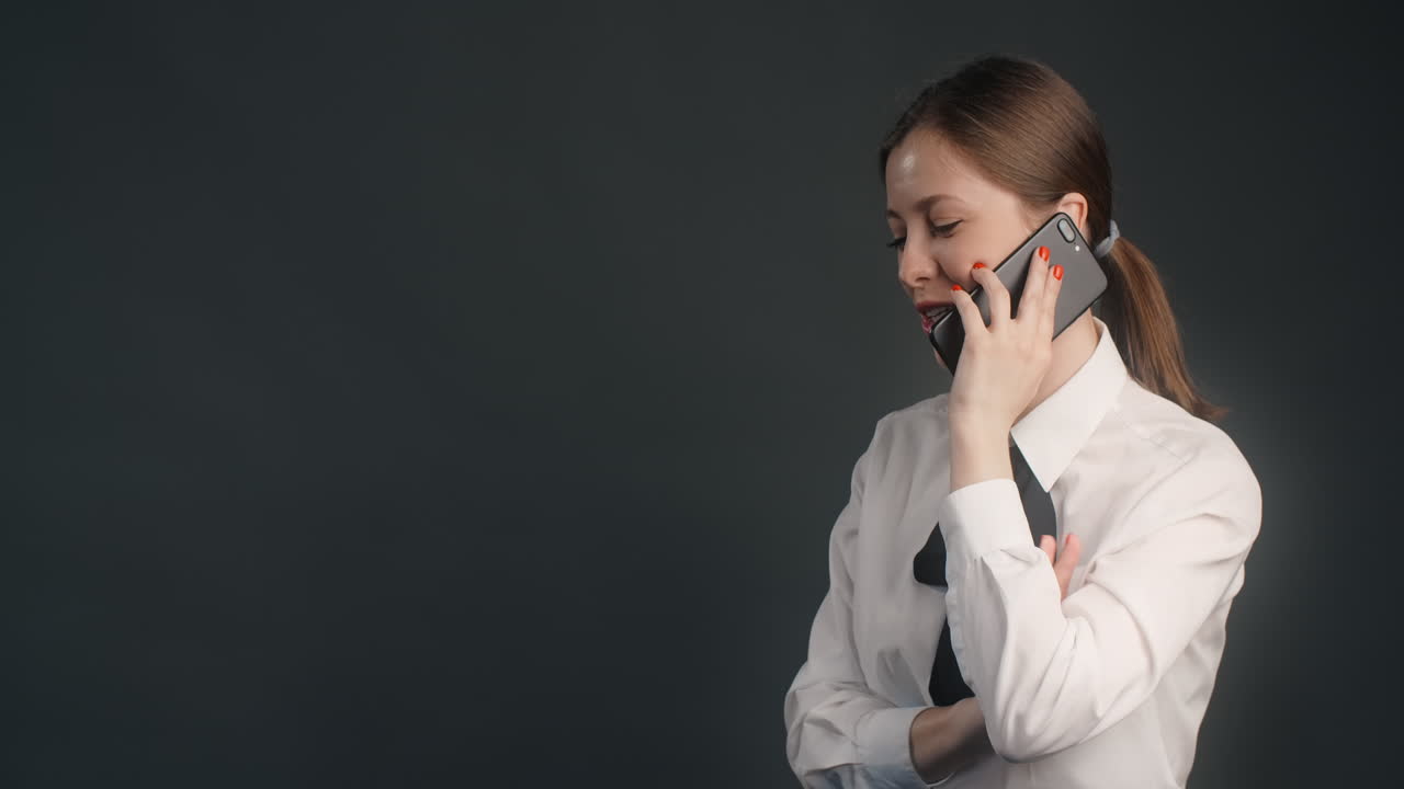 mujer hablando por teléfono