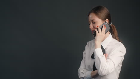 mujer hablando por telefono