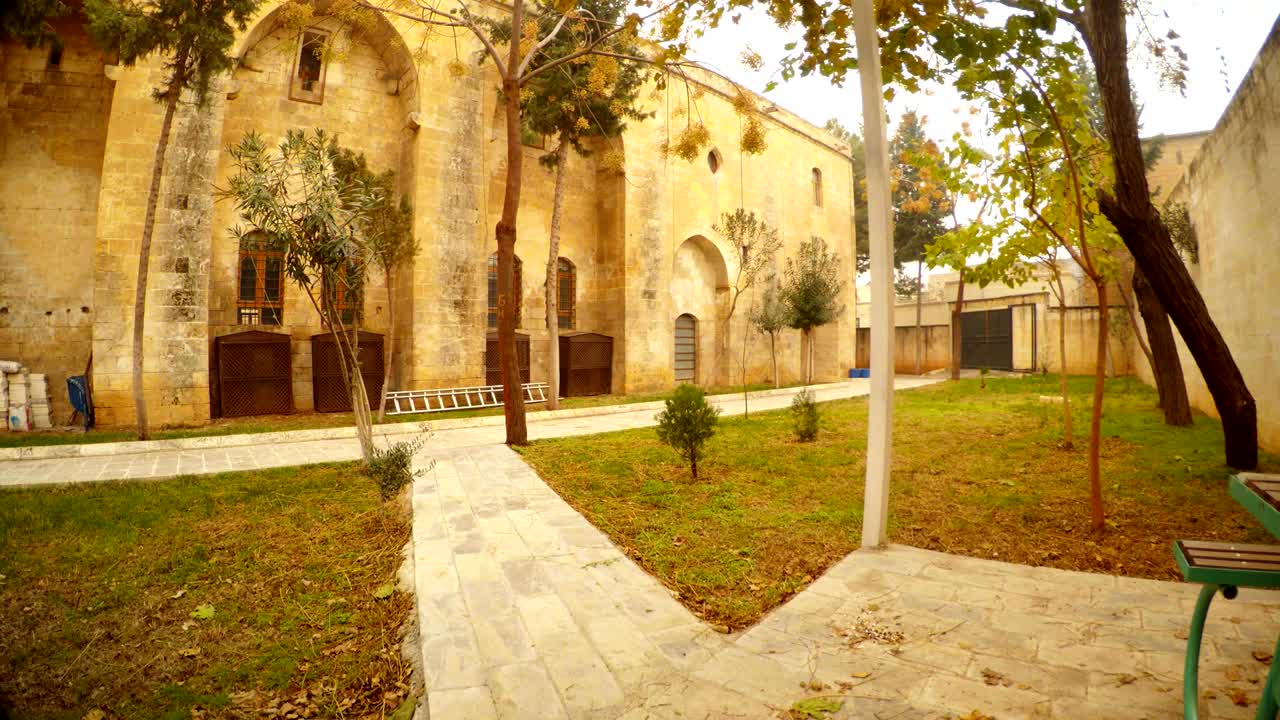 в дворе с крыльцами старой католической церкви, превращенной в театр урфа.