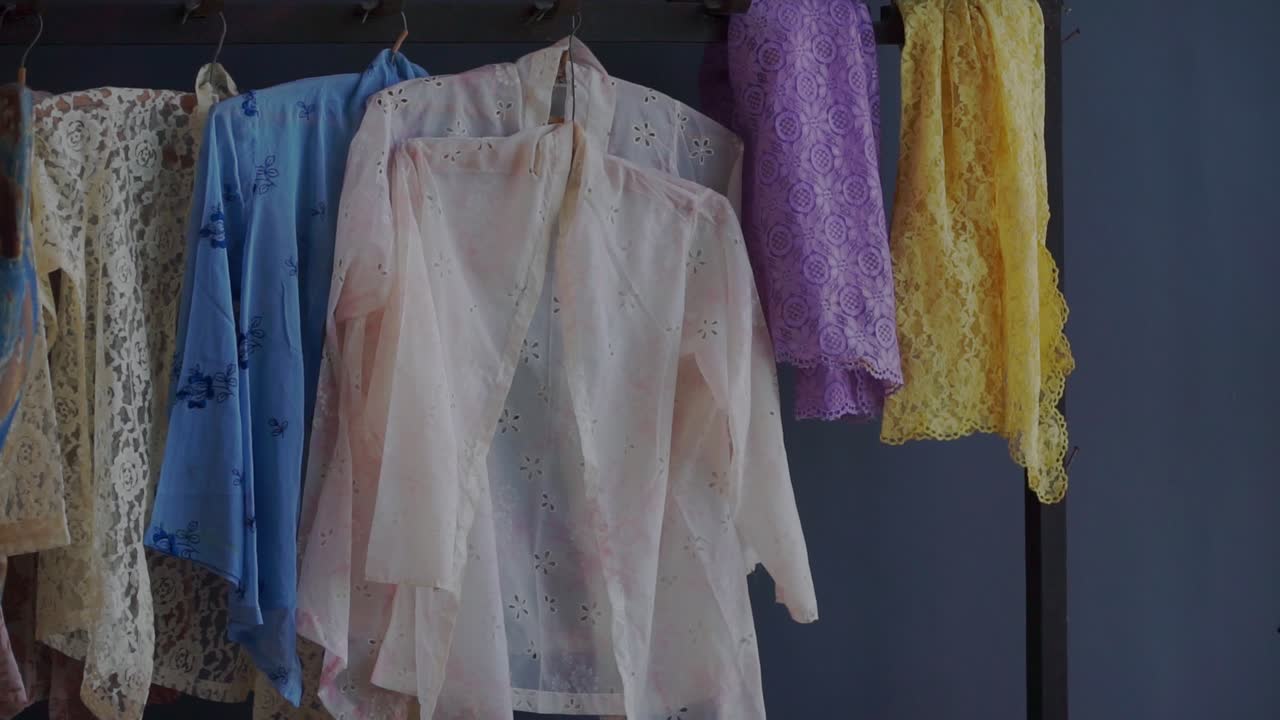 인도네시아의 전통적인 옷이 옷장에 매달려 있습니다.