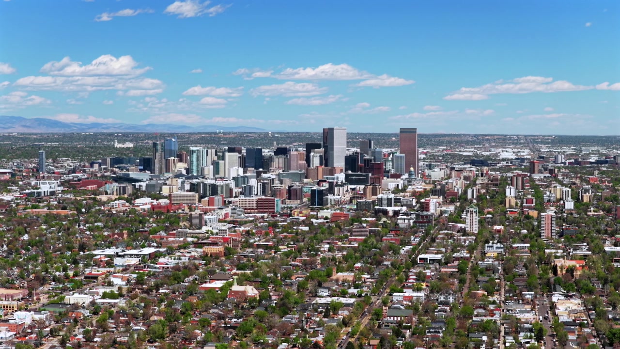 Centro città di Denver, Capitol Hill, paesaggio urbano, mattina di primavera/estate soleggiata, edifici grattacielo, drone aereo, Front Range del Colorado, panoramica a sinistra