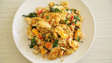 huevo salteado con albahaca tailandesa y chile - estilo de comida asiática