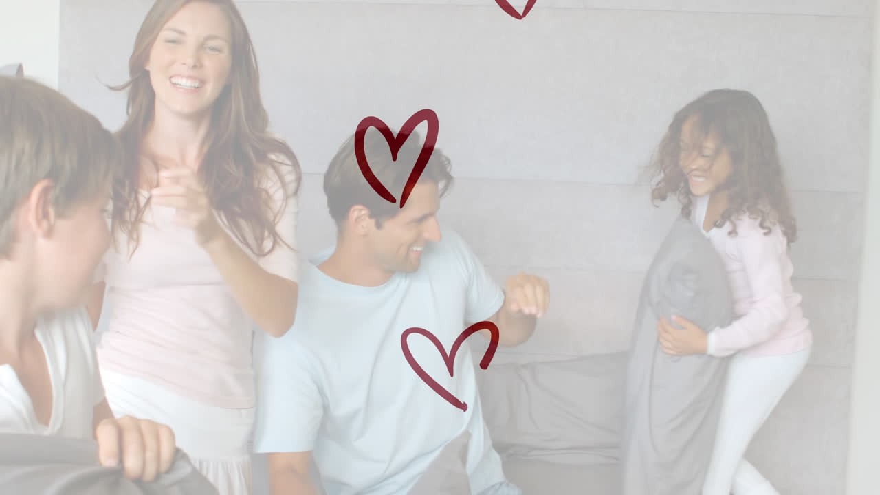 animación de corazones rojos sobre padres caucásicos felices con niños jugando en casa