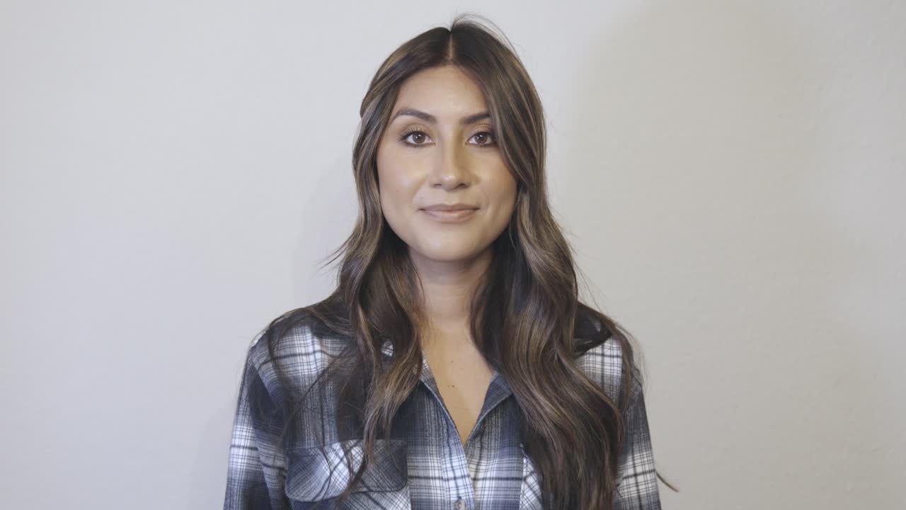 una mujer hispana dice el número 5 en varios estantes y gestos diferentes