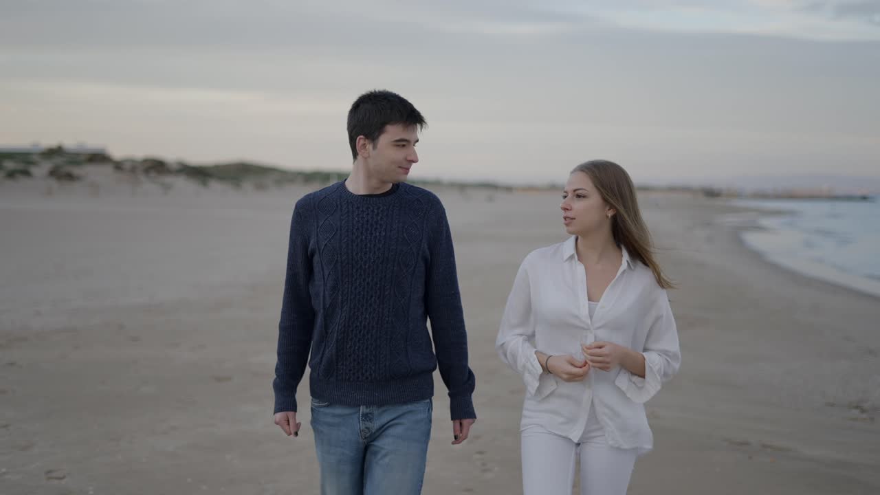 해변에서 산책하는 커플