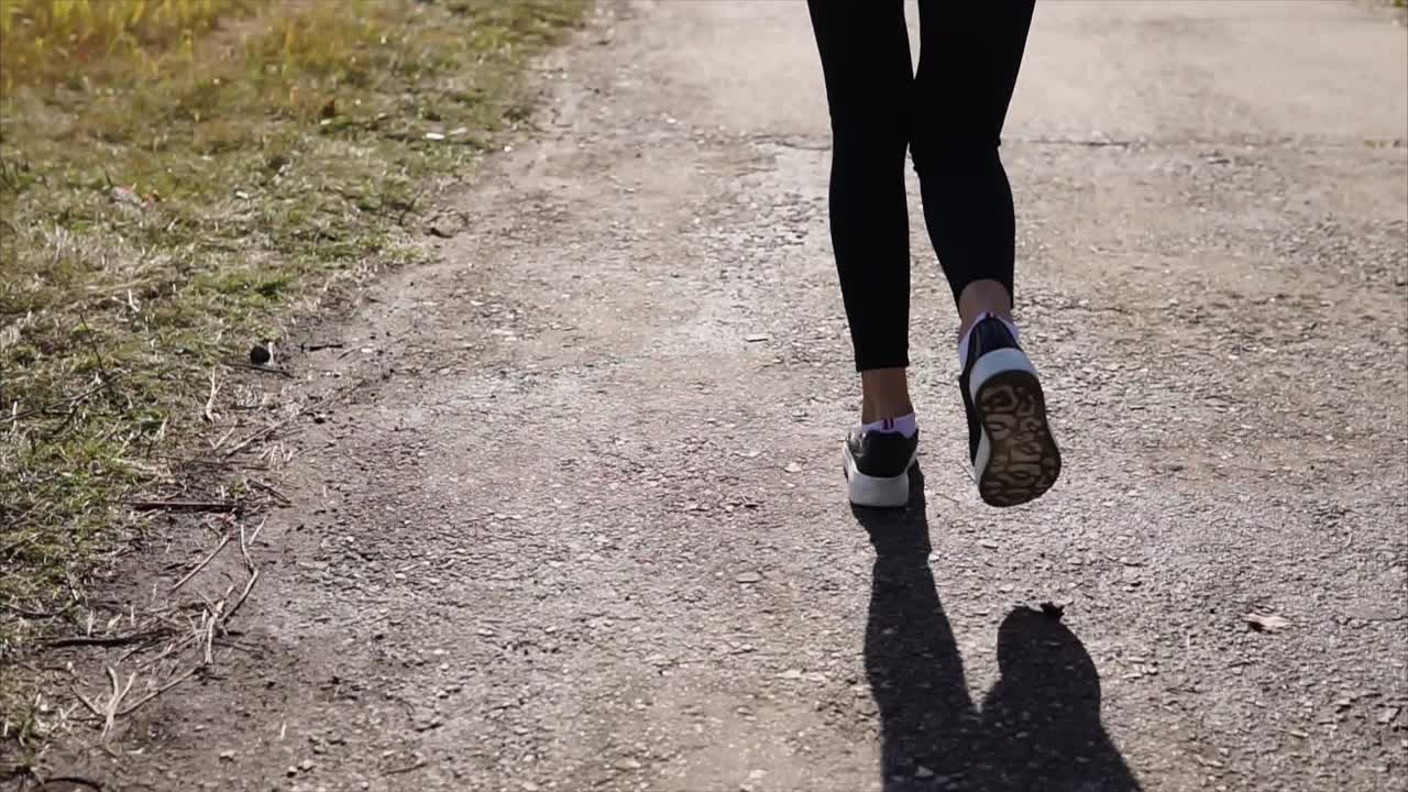 mujer corriendo al aire libre