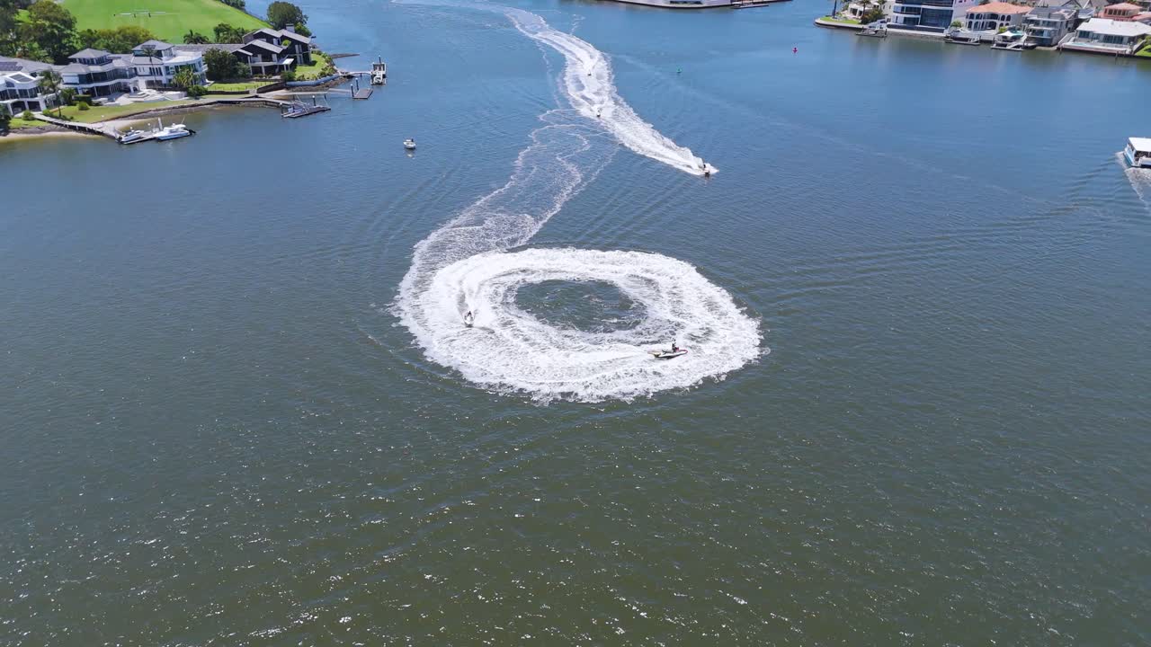 물 위 에 원형 패턴 을 만드는 제트 스키